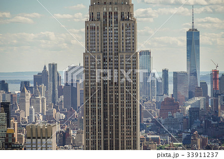 ロックフェラーセンター（トップ・オブ・ザ・ロック）から見えるエンパイヤステートビル 33911237