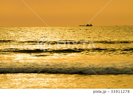 福岡県若松区岩屋海岸の夕景 福岡県若松区岩屋海岸の夕景 33911278