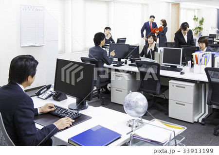 ビジネス オフィス パソコン ビジネスマン ビジネス オフィス パソコン ビジネスマン 33913199