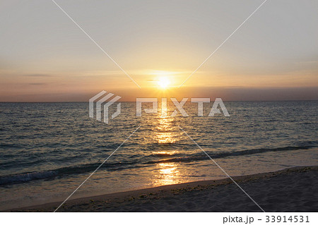年賀状にも使える沖縄の日の出・日没の海辺の浜の背景写真素材 年賀状にも使える沖縄の日の出・日没の海辺の浜の背景写真素材 33914531