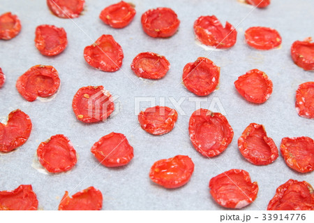 ドライトマト作り 乾燥 アップ 電子レンジ オーブン 横 ドライトマト作り 乾燥 アップ 電子レンジ オーブン 横 33914776