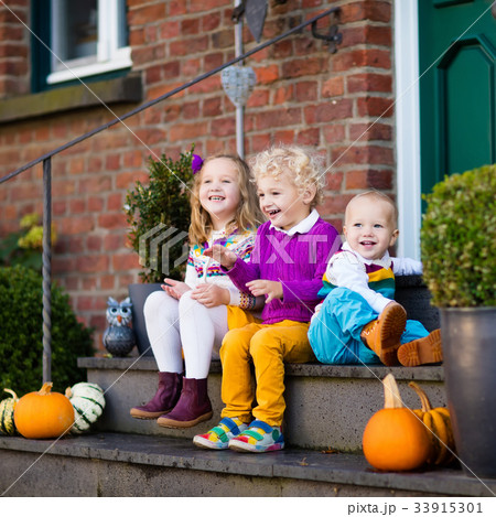 Kids at house porch on autumn day 33915301