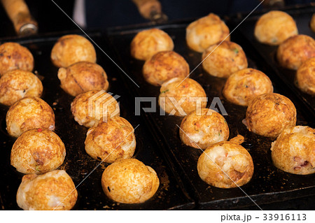 鉄板で焼かれているたこ焼き 鉄板で焼かれているたこ焼き 33916113