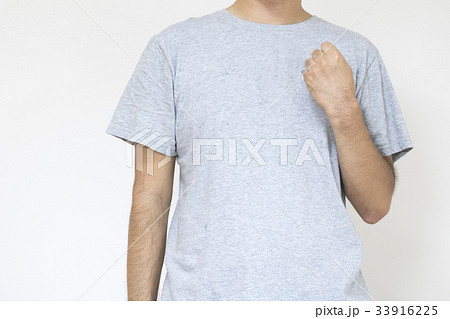 毛深い男性　ガッツポーズ 33916225