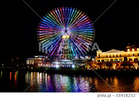 横浜 夜景 大観覧車コスモクロック２１ アニヴェルセルみなとみらいの写真素材