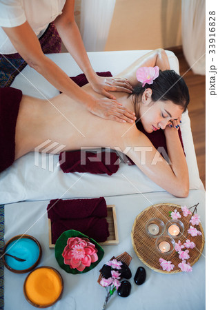 Asian lady relax in skin care aroma therapy 33916828