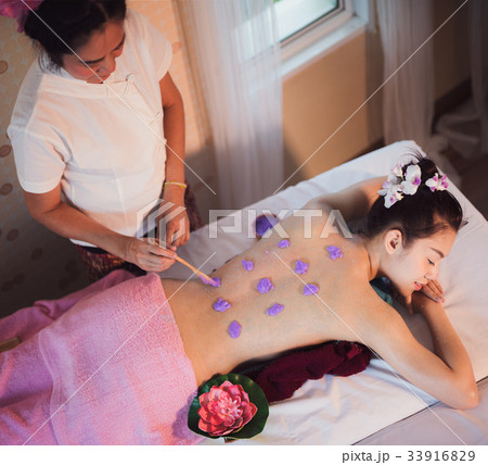 Asian lady relax in skin care aroma therapy and  scrub spa 33916829