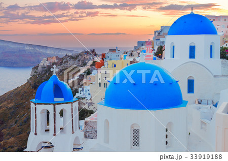 Oia, traditional greek village 33919188