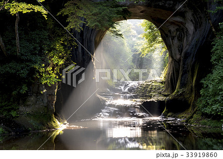 千葉県君津市　濃溝の滝　朝の光芒 33919860