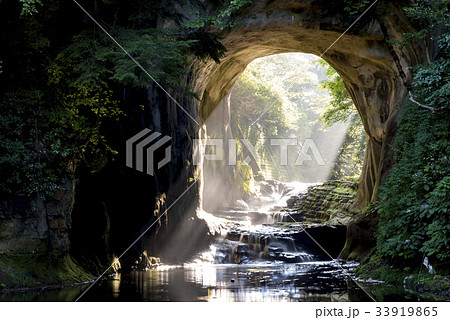 千葉県君津市　濃溝の滝　朝の光芒 33919865