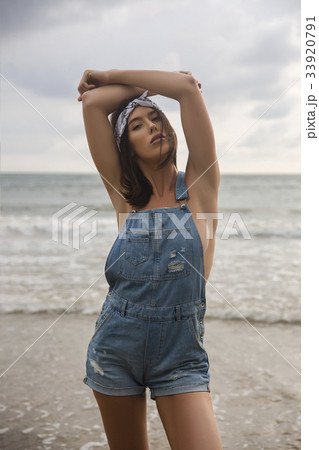 Model girl posing sexy at tropical beach location 33920791