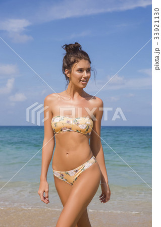 Model girl posing sexy at tropical beach location Model girl posing sexy at tropical beach location 33921130