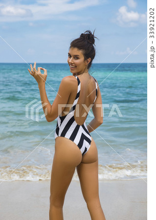 Model girl posing sexy at tropical beach location Model girl posing sexy at tropical beach location 33921202