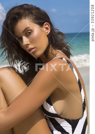 Model girl posing sexy at tropical beach location 33921208