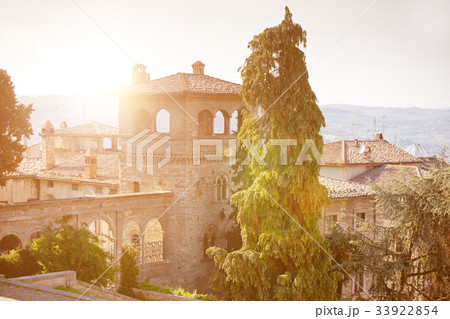 Todi, town in Umbria, Italy 33922854