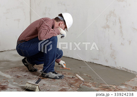 Construction worker spreading concrete Construction worker spreading concrete 33924238
