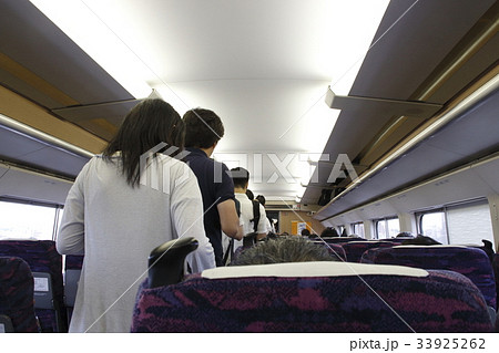 繁忙期で混雑する東北新幹線の車内 33925262