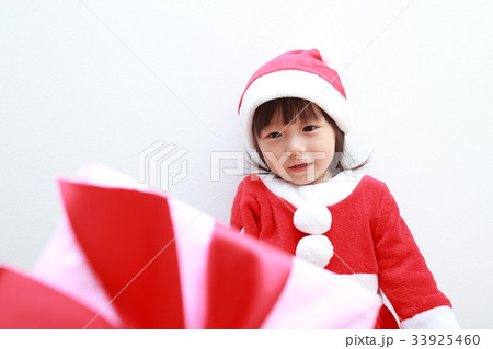 サンタガール 子供 クリスマス 幼児 子供 女の子 ホワイト 白 子育て 育児 イベント 行事 の写真素材