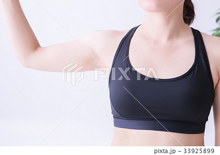 女性の二の腕 33925899