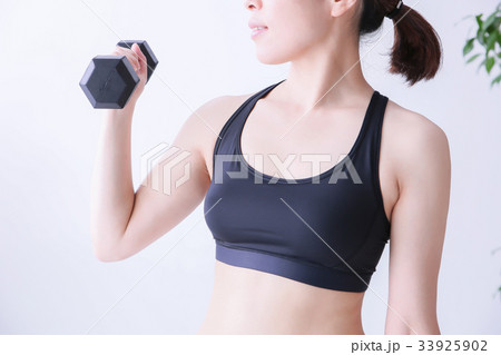 ダンベルと女性 33925902