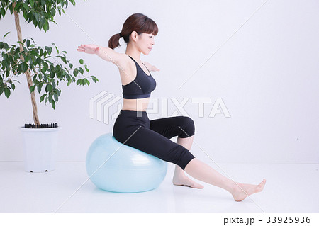 バランスボールに乗る女性 33925936