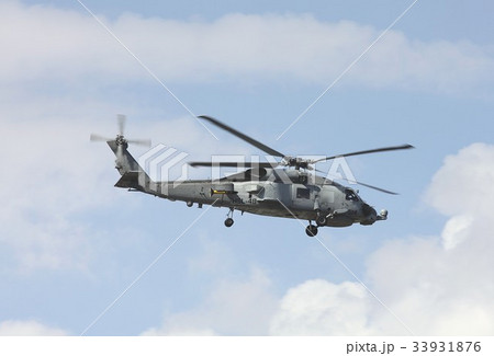 青空を飛行する米海軍の艦載機SH-60Bシーホーク対潜ヘリコプター 青空を飛行する米海軍の艦載機SH-60Bシーホーク対潜ヘリコプター 33931876