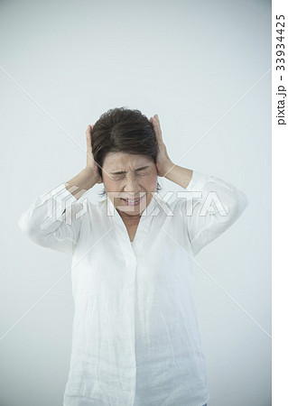 シニア　女性　イライラ　ストレス　頭痛 33934425