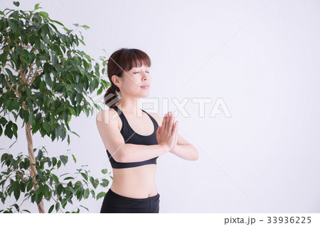 ヨガをする女性 33936225
