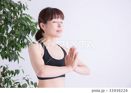 ヨガをする女性 33936226