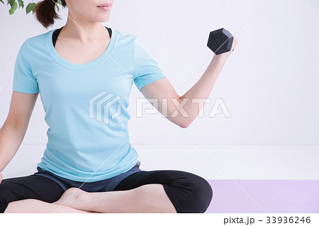 筋力トレーニングする女性 33936246