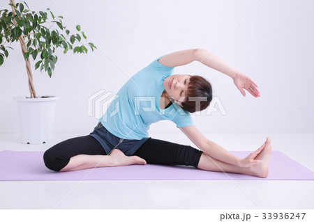 ストレッチする女性 33936247