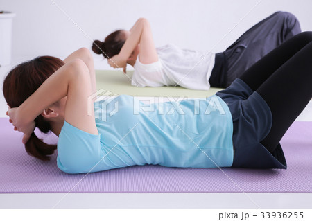 腹筋する女性 33936255