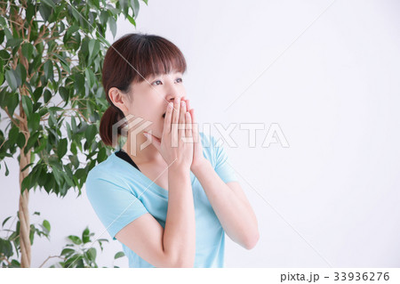 口に手をあてる女性 口に手をあてる女性 33936276