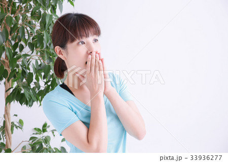 びっくりする女性 33936277