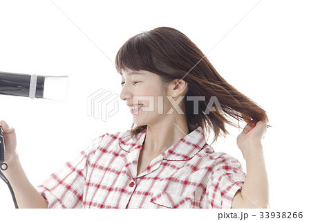 寝ぐせ直しの女性 33938266