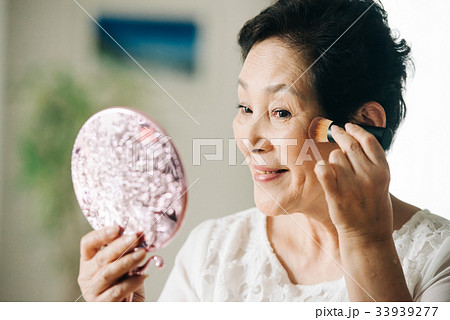 化粧する日本人シニア女性 33939277