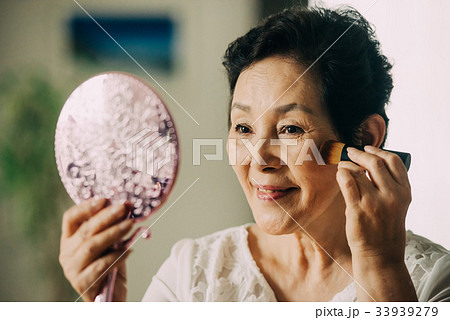 チークを塗るシニア女性 チークを塗るシニア女性 33939279