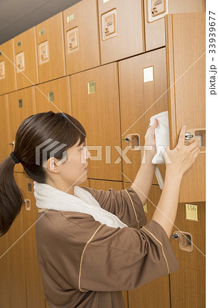 温泉施設のロッカーに荷物を入れる(取り出す)女性 33939677