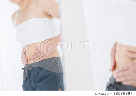 お腹の肉を気にする女性 お腹の肉を気にする女性 33939897