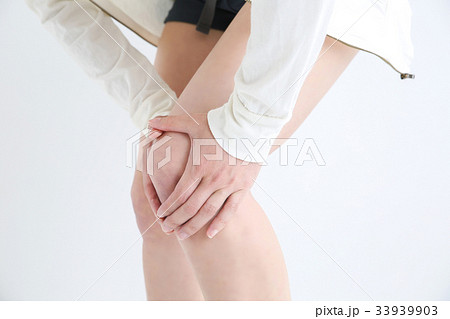 膝が痛い女性 33939903