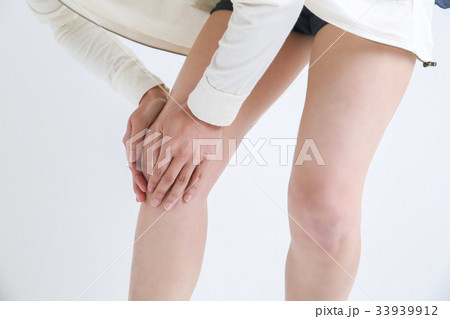 膝を触る女性の写真素材