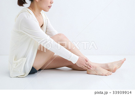 足を触る女性 33939914