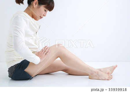 太ももを触る女性の写真素材