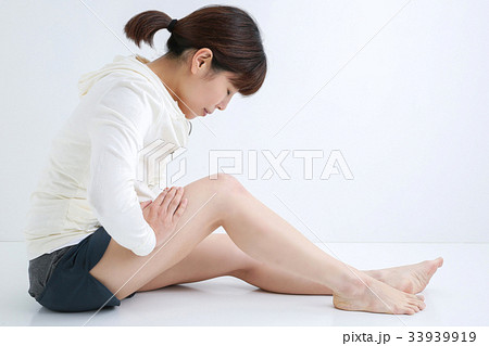 太ももを触る女性 太ももを触る女性 33939919