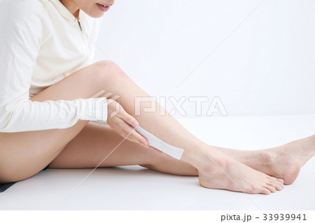ふくらはぎに湿布を貼る女性 ふくらはぎに湿布を貼る女性 33939941