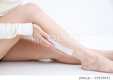 ふくらはぎに湿布を貼る女性 33939942