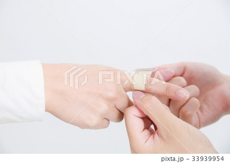 絆創膏を貼る 33939954