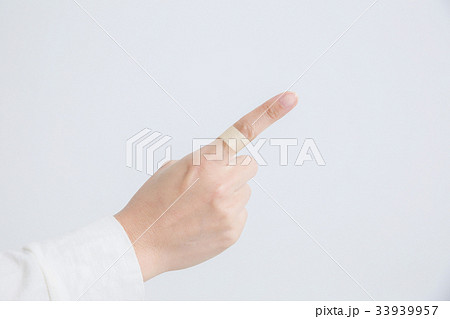 絆創膏を貼った指 33939957