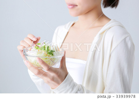 サラダが嫌いな女性 サラダが嫌いな女性 33939978