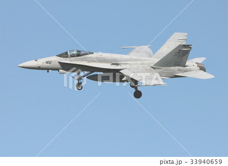 カリフォルニアの青い空を飛行する米海兵隊の空母艦載機F-18Cホーネット戦闘攻撃機 33940659